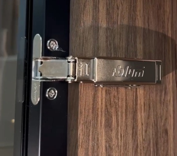 Blum петли для алюминиевой рамки